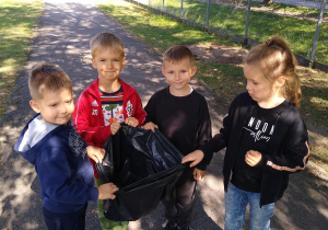 Chłopcy z 6 latków sprzątają śmieci